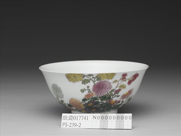 琺瑯彩菊花紋碗