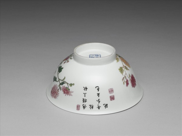 琺瑯彩菊花紋碗