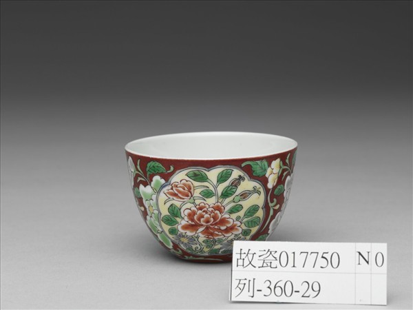 洋彩紅地開光花卉紋鍾