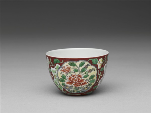 洋彩紅地開光花卉紋鍾