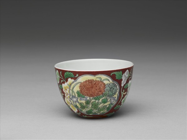 洋彩紅地開光花卉紋鍾