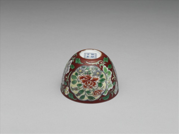 洋彩紅地開光花卉紋鍾