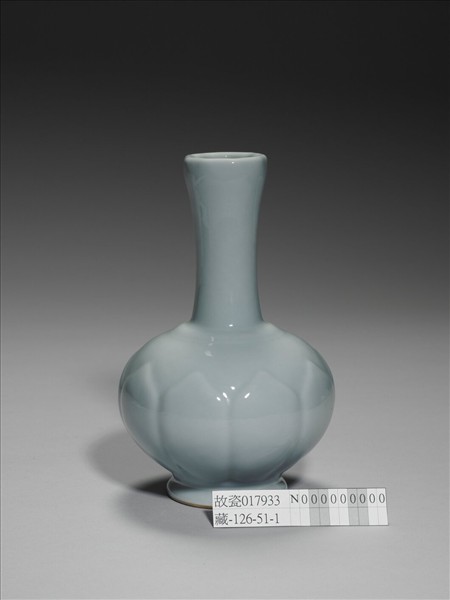 青瓷蓮瓣紋瓶