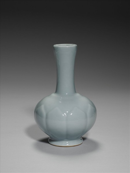 青瓷蓮瓣紋瓶