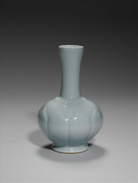 青瓷蓮瓣紋瓶