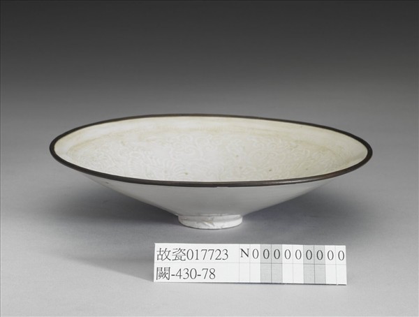 定窯白瓷印花石榴撇口碗