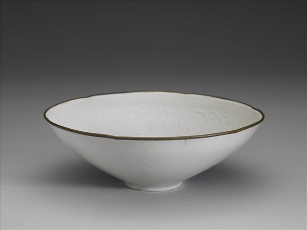 定窯型白瓷印花博古荷花碗