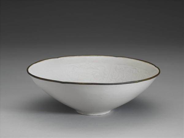 定窯型白瓷印花博古荷花碗