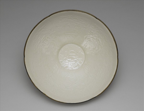 定窯型白瓷印花博古荷花碗