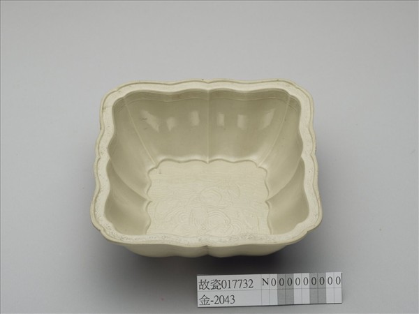 白瓷印花天祿流雲方洗