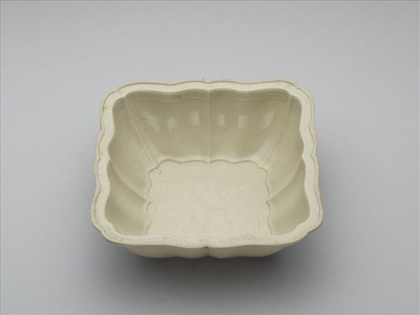 白瓷印花天祿流雲方洗