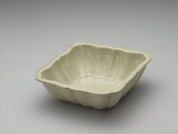 白瓷印花天祿流雲方洗