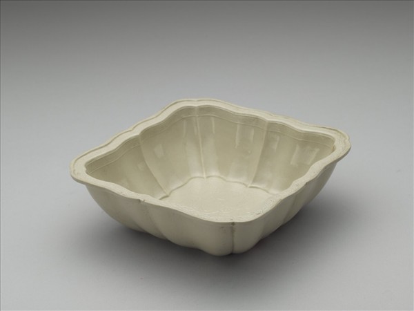 白瓷印花天祿流雲方洗