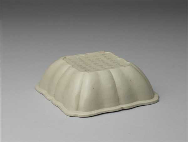 白瓷印花天祿流雲方洗