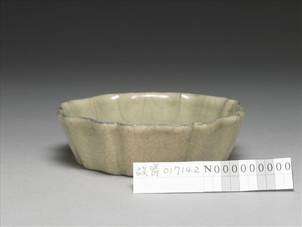 南宋官窯 月白釉牡丹花式洗