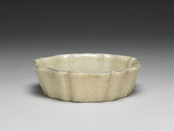 南宋官窯 月白釉牡丹花式洗