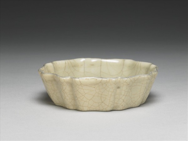 南宋官窯 月白釉牡丹花式洗