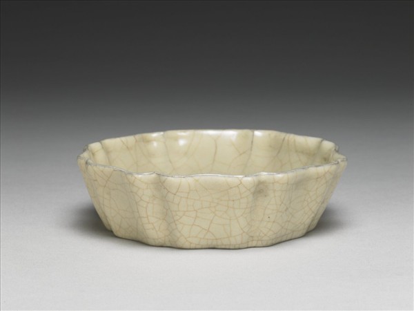 南宋官窯 月白釉牡丹花式洗