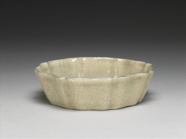 南宋官窯 月白釉牡丹花式洗