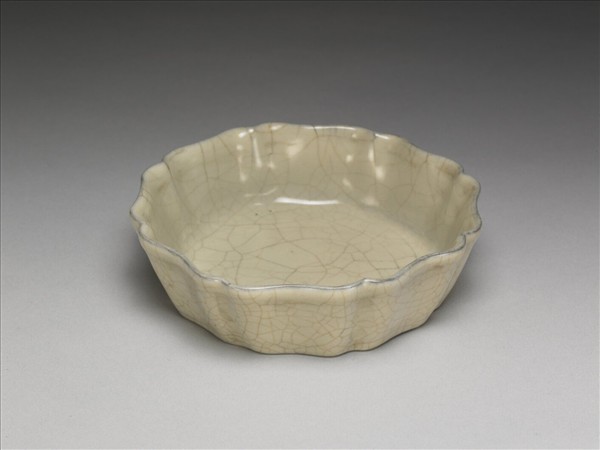 南宋官窯 月白釉牡丹花式洗