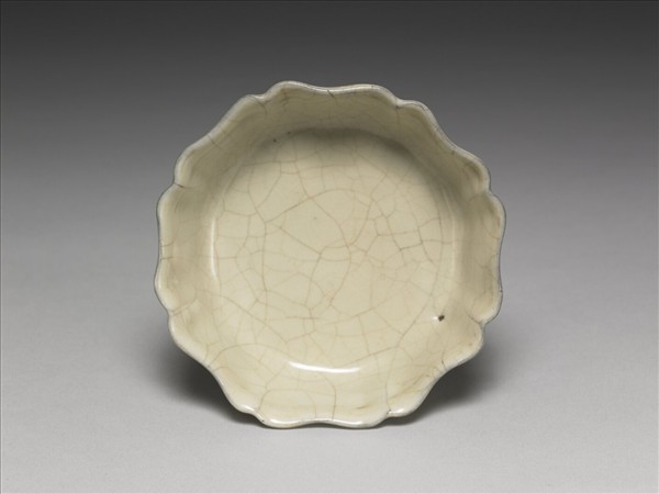 南宋官窯 月白釉牡丹花式洗