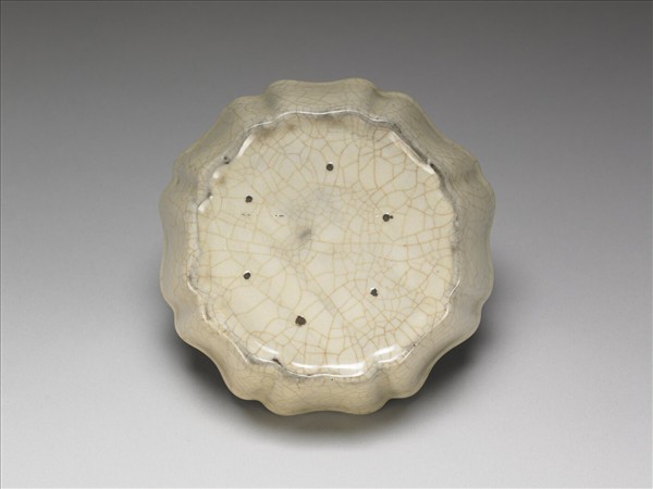 南宋官窯 月白釉牡丹花式洗