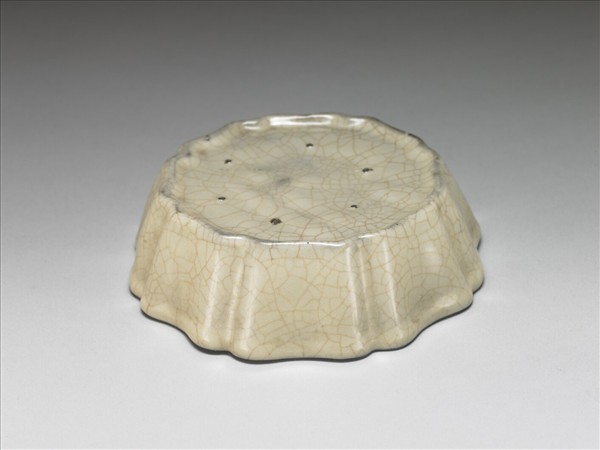 南宋官窯 月白釉牡丹花式洗