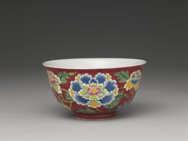 琺瑯彩紅地牡丹碗