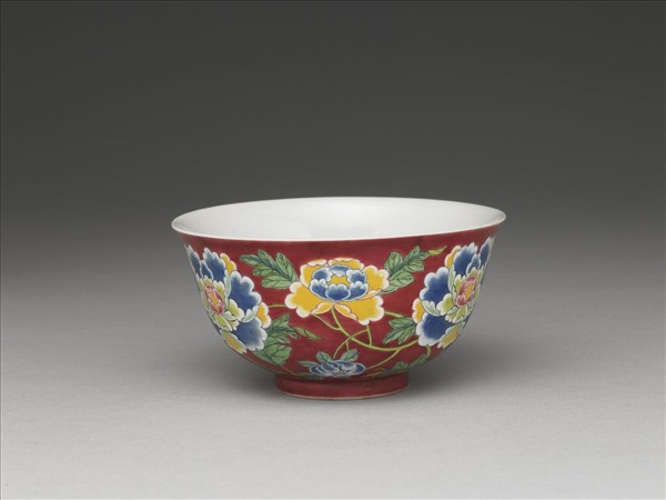 琺瑯彩紅地牡丹碗