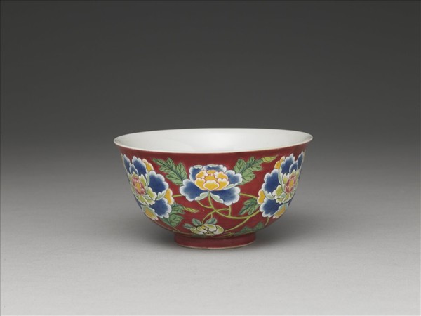 琺瑯彩紅地牡丹碗