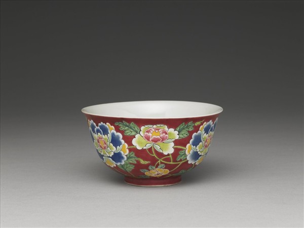 琺瑯彩紅地牡丹碗