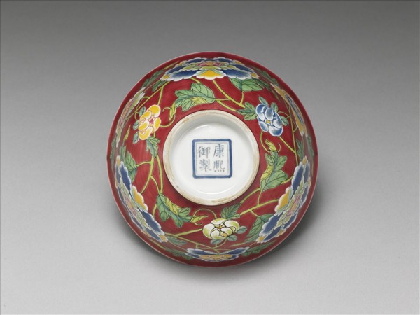 琺瑯彩紅地牡丹碗