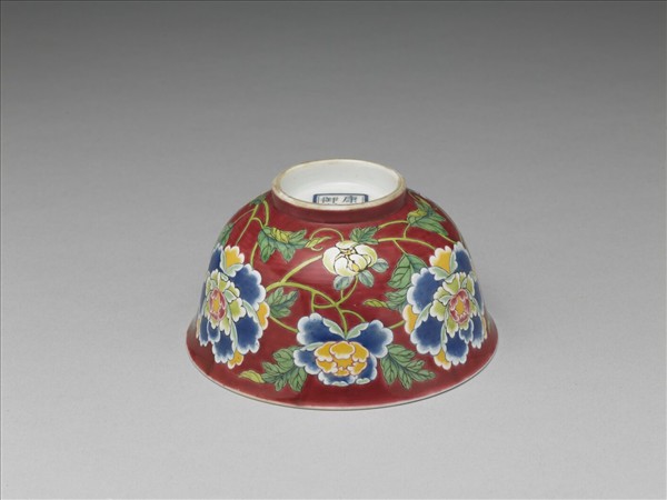 琺瑯彩紅地牡丹碗