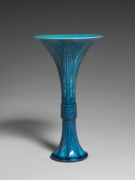 孔雀藍釉錐拱蕉葉夔紋觚