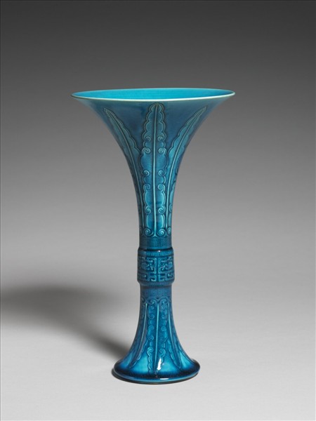 孔雀藍釉錐拱蕉葉夔紋觚