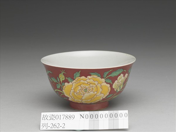 琺瑯彩紅地花卉紋碗