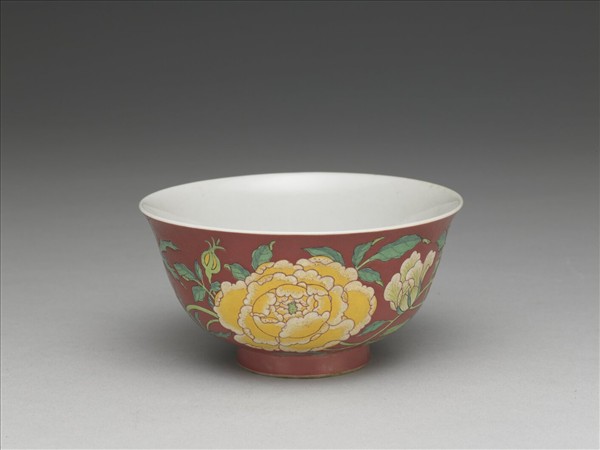 琺瑯彩紅地花卉紋碗
