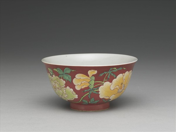 琺瑯彩紅地花卉紋碗