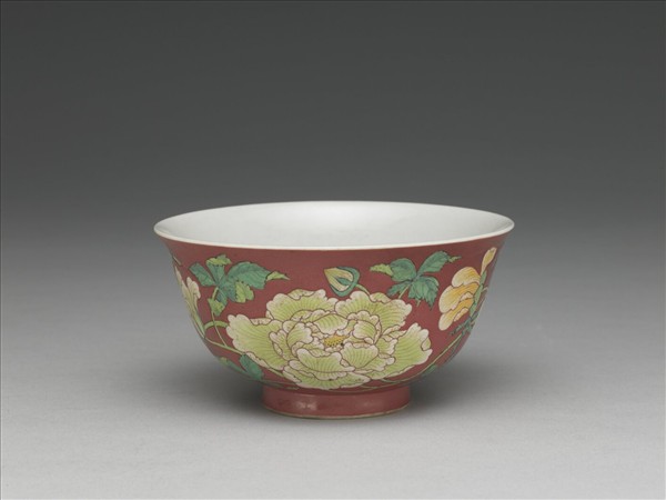 琺瑯彩紅地花卉紋碗