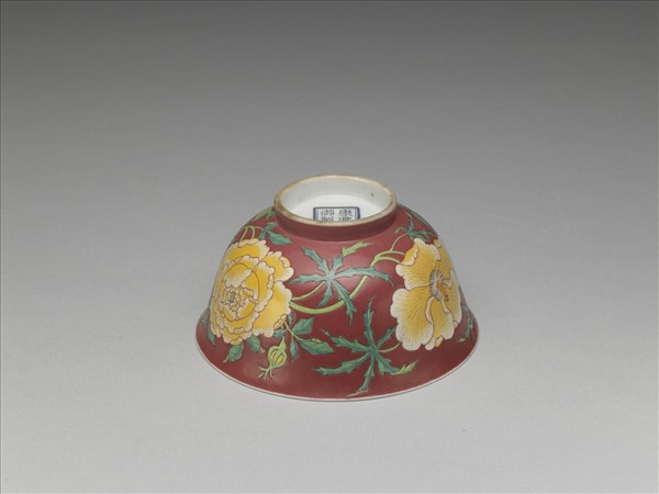 琺瑯彩紅地花卉紋碗