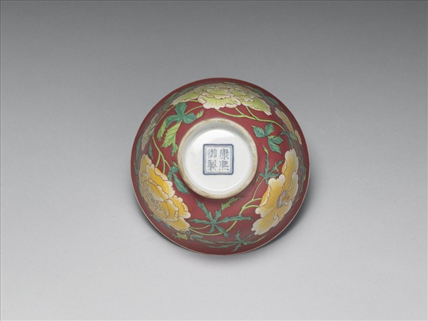 琺瑯彩紅地花卉紋碗