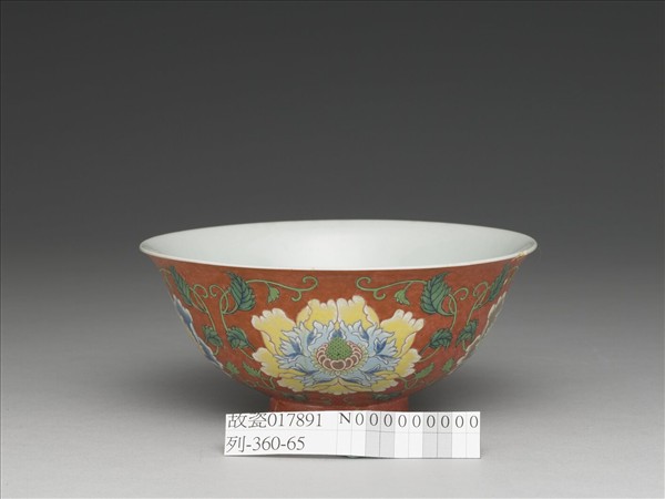 琺瑯彩紅地牡丹紋碗