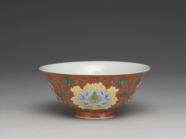 琺瑯彩紅地牡丹紋碗