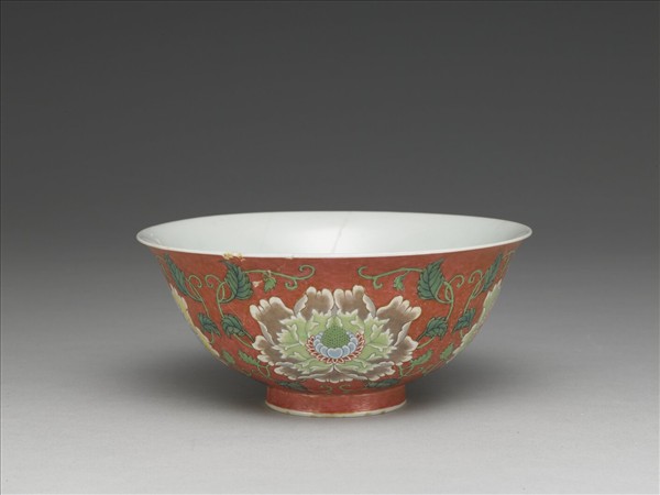 琺瑯彩紅地牡丹紋碗