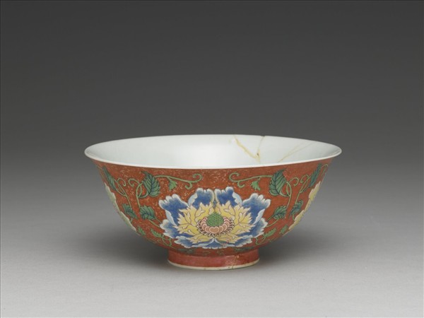 琺瑯彩紅地牡丹紋碗