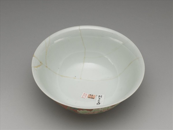 琺瑯彩紅地牡丹紋碗