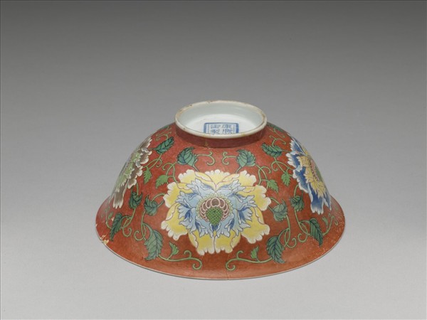 琺瑯彩紅地牡丹紋碗