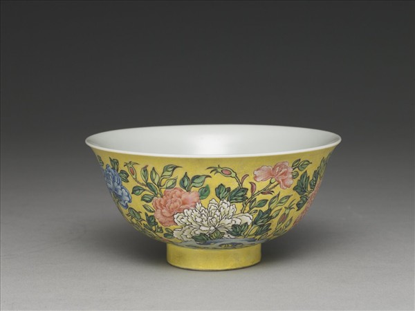 琺瑯彩黃地牡丹碗