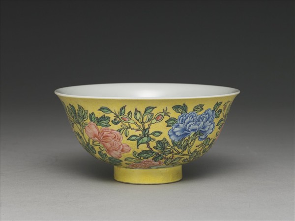 琺瑯彩黃地牡丹碗
