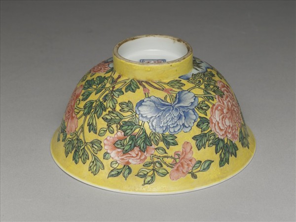 琺瑯彩黃地牡丹碗